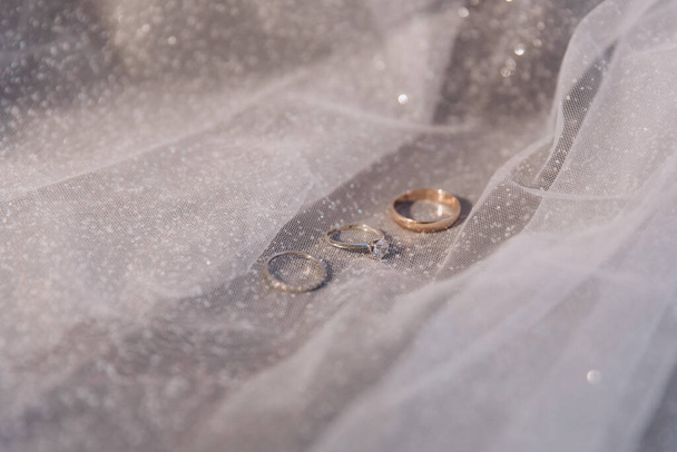 Красиві, розкішні золоті та срібні обручки на весільній сукні
 - Фото, зображення