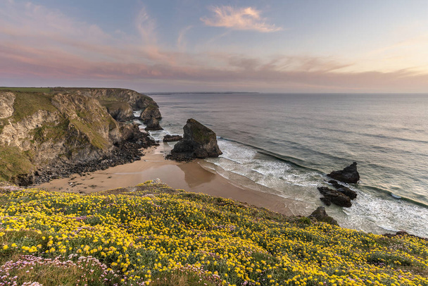 Atemberaubendes Landschaftsbild während der goldenen Stunde an der Küste Cornwalls an den Bedruthan Steps - Foto, Bild