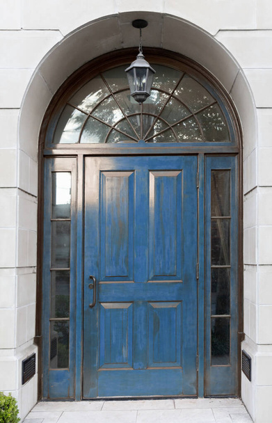 Bright royal blue exterior front door with architectural arch - Fotó, kép