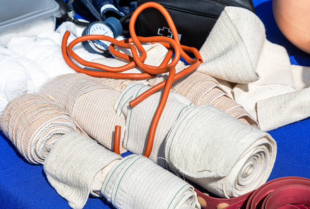 Медичні пов'язки та гумова пов'язка для надання першої допомоги, медична допомога
  - Фото, зображення