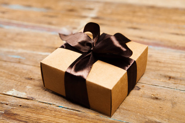 подарочная коробка на деревянном фоне - Фото, изображение