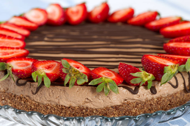 Клубничный торт. славный клубничный торт с шоколадом - Фото, изображение
