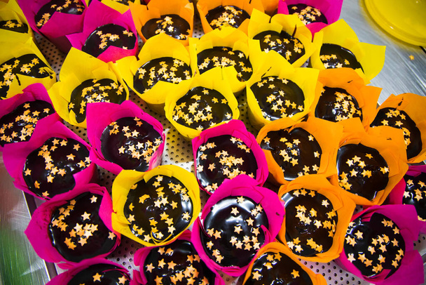 Preparación de cupcakes de chocolate por confiteros en condiciones de fábrica - Foto, Imagen