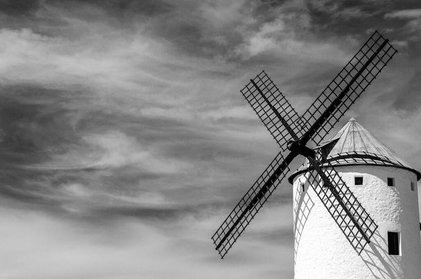 Moulin à vent typique de Campo de Criptana, Espagne, sur la Route Don Quichotte, basé sur un caractère littéraire, il se réfère à la route suivie par le protagoniste du roman Don Quichotte de la Manche de Cervantes - Photo, image