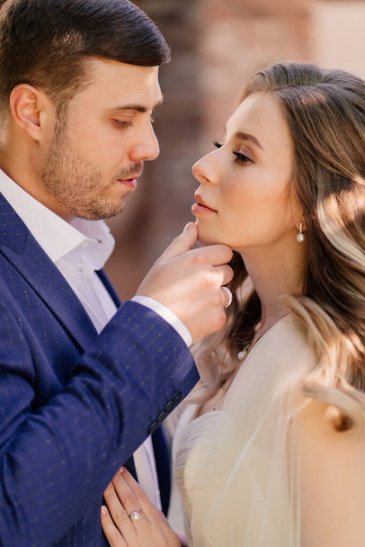 close-up portrait of the bride and groom. beautiful and romantic newlyweds.  - Foto, Imagen