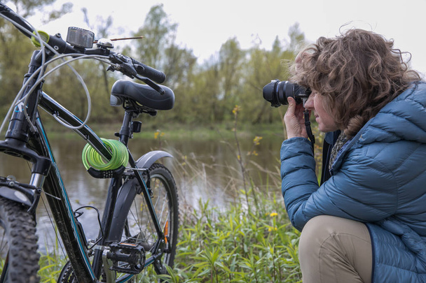 Mujer tomar fotos durante el recorrido en bicicleta - Foto, Imagen
