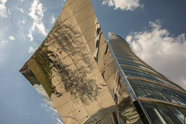 ポーランドのワルシャワ- 2017年6月19日:ワルシャワの新しいガラスの高層ビル - 写真・画像