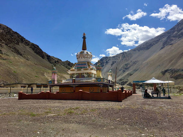 Refugio para budistas, Leh se encuentra en el estado de Jammu y Cachemira de la India. .. Este Shanti Stupa está en la cima de la colina de la ciudad - Foto, Imagen