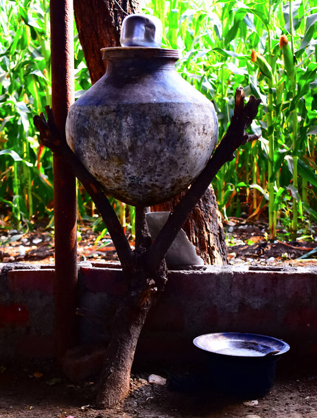 Frasco o olla de barro de cerámica vieja, jarra de agua de arcilla hecha a mano. Olla de cerámica vieja. Lanzador tradicional.Fondo rural. Fondo de madera - Foto, Imagen