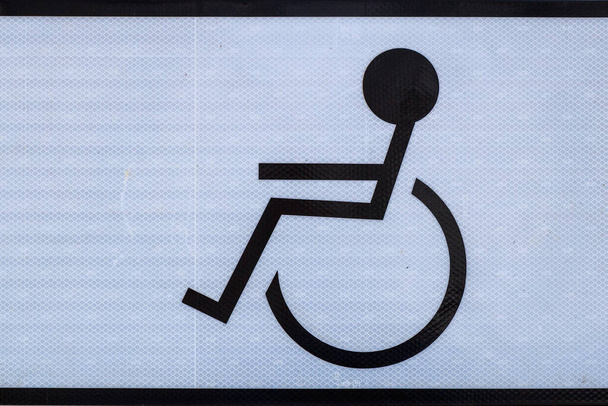 Verkeerstekens voor gehandicapten. Achtergrond met kopieerruimte voor tekst - Foto, afbeelding