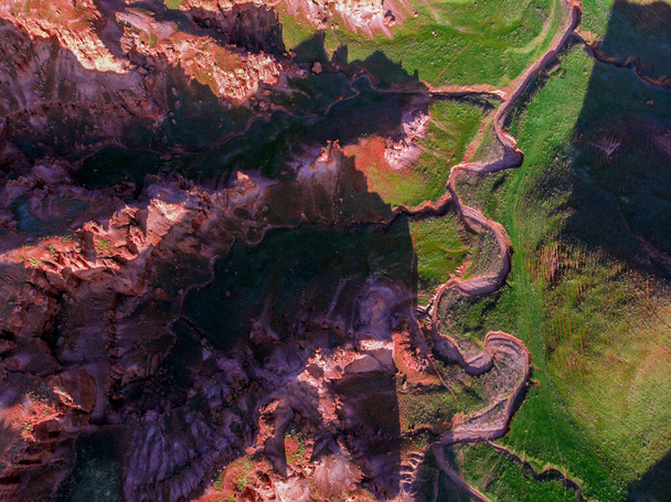 Vista aérea panorâmica de rochas de arenito vermelho de chaminés de fadas em Narman Valley. Erzurum, Turquia - Foto, Imagem