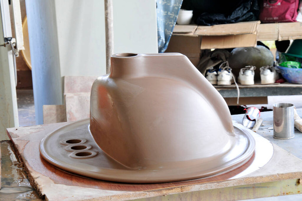 Wyroby ceramiczne w warsztacie  - Zdjęcie, obraz