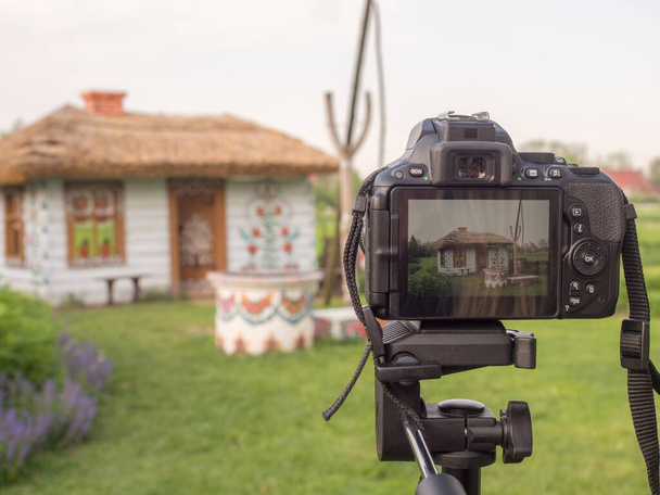 Zalipie,ポーランド- 2017年5月20日:カメラディスプレイ上の花とカラフルな家の写真 - 写真・画像
