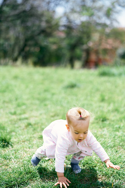 Meisje valt op het gras. - Foto, afbeelding