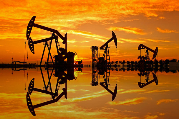 石油ポンプ、石油産業機器 - 写真・画像