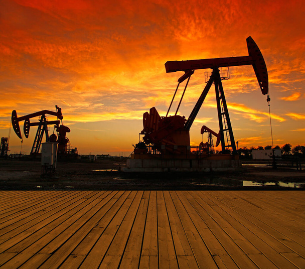 Bomba de aceite en la puesta del sol - Foto, Imagen