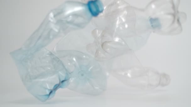 Moción lenta de botellas de plástico cayendo a 1000 fps - Metraje, vídeo