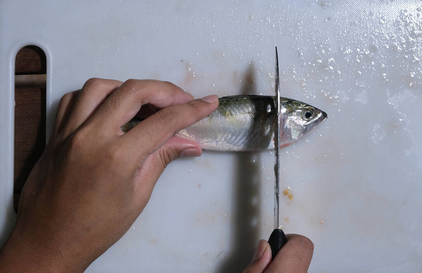 Egy kép a halról és a késről, vágásra készen. - Fotó, kép