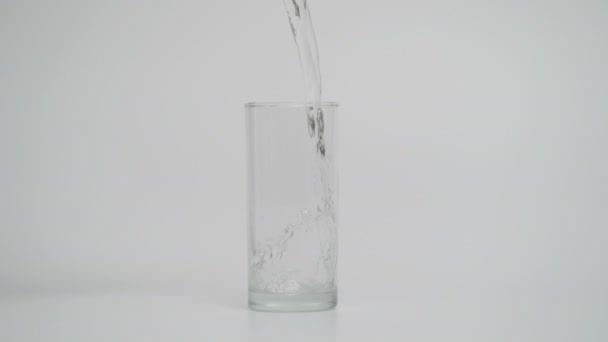 Verter agua espumosa en vidrio, 1000 fps de cámara lenta - Metraje, vídeo