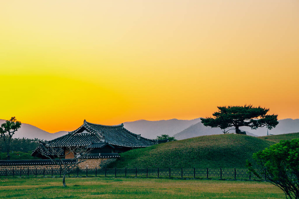 Sonnenuntergang der Gyeongju Historic Area in Gyeongju, Korea - Foto, Bild