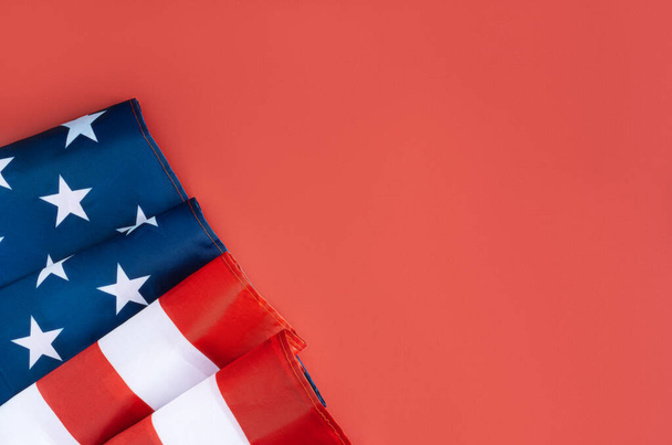 Αμερικανική σημαία στη γωνία σε κόκκινο φόντο. Τέταρτη αρχή Ιουλίου. - Φωτογραφία, εικόνα