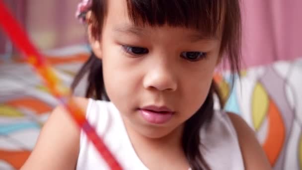 Sevimli küçük anaokulu çocuğu çizimi ve evde boyama, koronavirüs salgını sırasında evde kal. Ev okulu kavramı. - Video, Çekim
