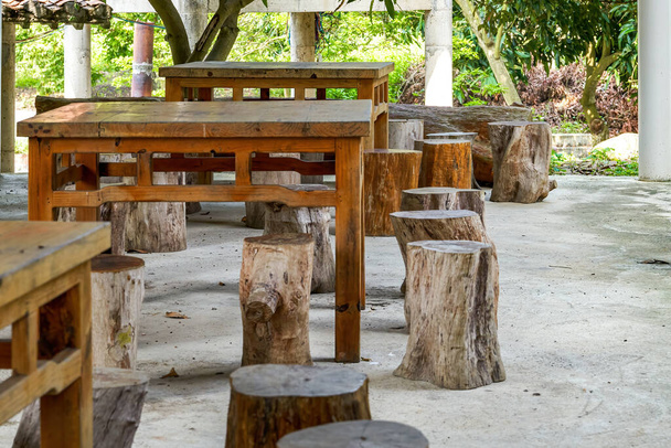 La disposición de mesas y taburetes de madera en la granja rural - Foto, imagen
