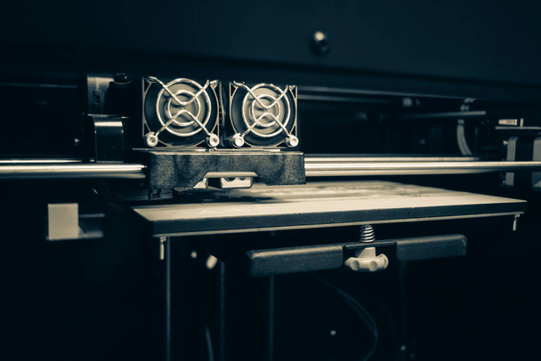 Objekte, die per 3D-Drucker gedruckt werden. Automatischer 3D-Drucker - Foto, Bild