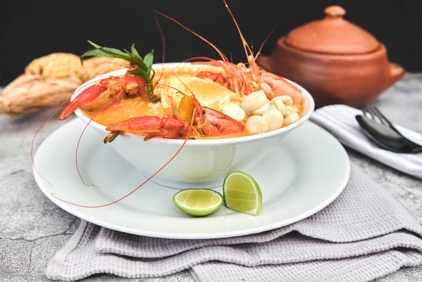 Comida peruana: Sopa de camarão, chamada "Chupe de Camarones", vista superior. Foco seletivo - Foto, Imagem
