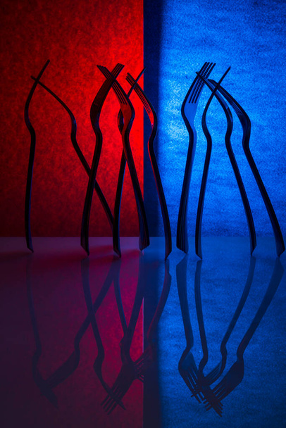 Abstracte compositie met vorken op een gekleurde achtergrond - Foto, afbeelding