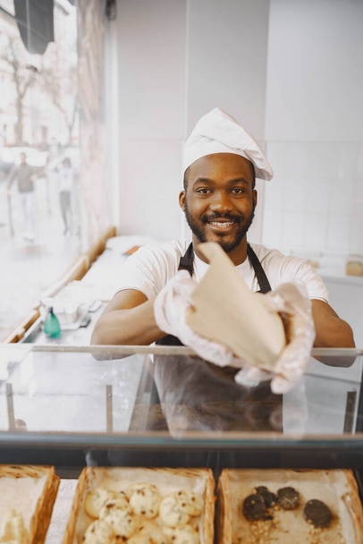 Αμερικανός φούρναρης που πουλάει ψωμάκια στην καφετέρια. - Φωτογραφία, εικόνα