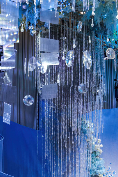 Scena di nozze moderna, soffitto di vetro blu della lampada di cristallo - Foto, immagini