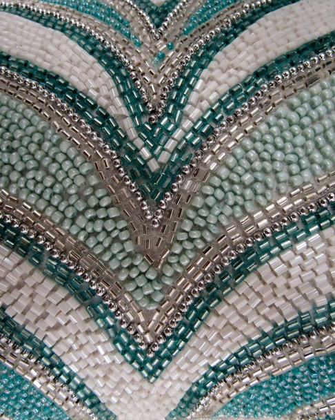 Grânulos de semente de vidro prata, metálico, branco, verde e azul close-up - Foto, Imagem