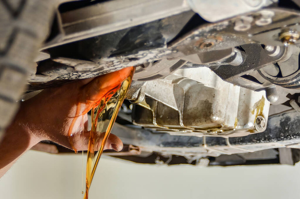 Vysávání a výměna motorového oleje na autě v autoservisu. - Fotografie, Obrázek