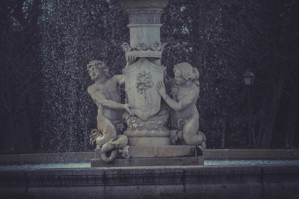 Water fountain in Retiro Park - Zdjęcie, obraz
