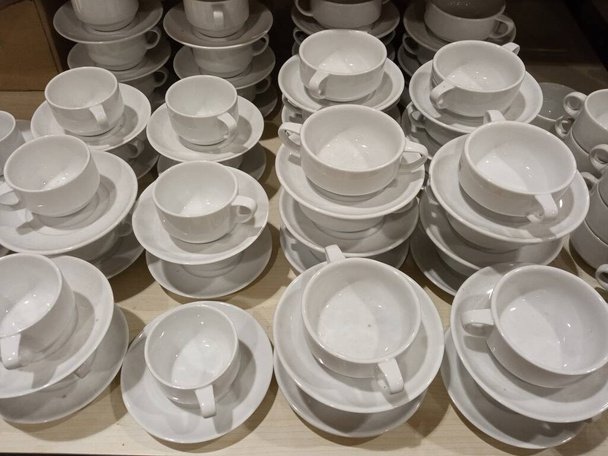 Набор тарелок и ручных чаш на полках супермаркетов - Фото, изображение