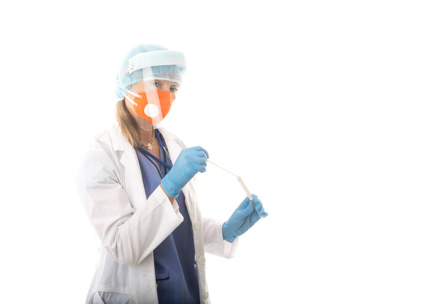 Médico de saúde segurando um esfregaço de nariz e garganta para infecções virais ou gripe - Foto, Imagem