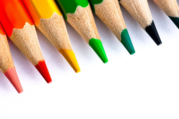 Une rangée de crayons de couleur sur fond blanc - Photo, image
