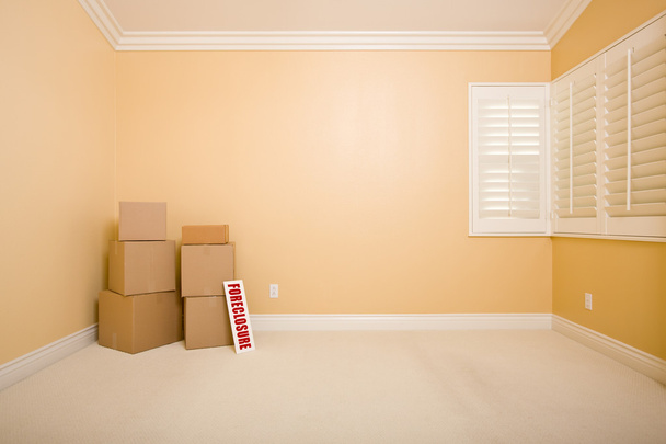 mozgó dobozok és kizárás ingatlan jel-a padlón üres szobában-val másol hely üres falra. - Fotó, kép