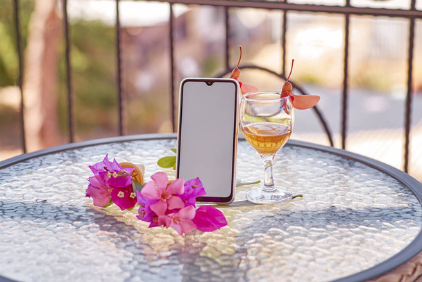 Malli mobiili näyttö lasi viiniä koristeltu raikas kirkas kesä surrealistisia kukkia. Naisellinen tasainen lay. Kopioi tila - Valokuva, kuva