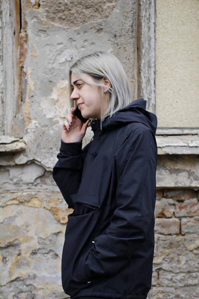 portret dziewczyny ze srebrnymi włosami za pomocą smartfona na ulicy - Zdjęcie, obraz
