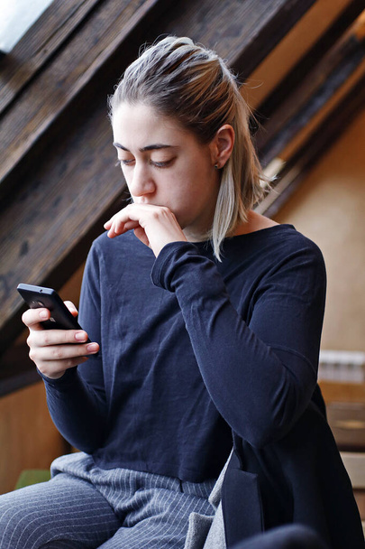 Porträt eines Mädchens mit silbernen Haaren mittels Smartphone - Foto, Bild