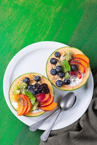 Ensalada de frutas con yogur en melón tallado - Foto, Imagen