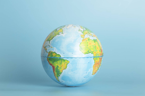 青い背景に地球の球。生態学、グローバル化、環境概念. - 写真・画像