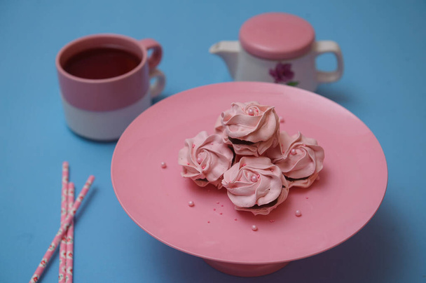 A closeup shot of pink cream roses served on a pink plate - Fotoğraf, Görsel