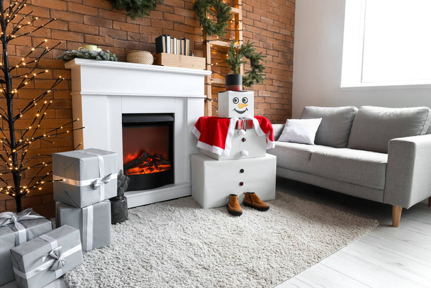 Εσωτερικό σαλόνι με τζάκι και διακοσμητικό χιονάνθρωπο - Φωτογραφία, εικόνα