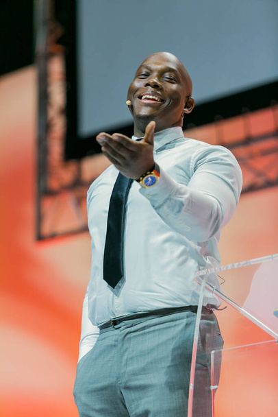 JOHANNESBURG, SOUTH AFRICA - Mar 11, 2021: Johannesburg, South Africa - August 21, 2018: Entrepreneur and speaker Vusi Thembekwayo live on stage at Think Sales Convention - Foto, imagen