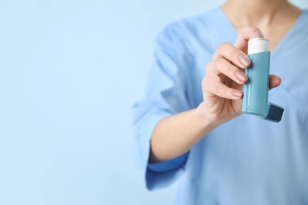 Female allergist with inhaler on color background - Fotografie, Obrázek