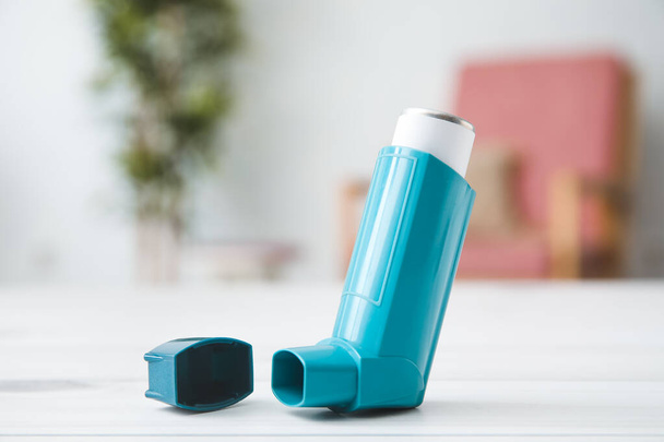 inhalateur moderne sur la table à la maison, gros plan - Photo, image
