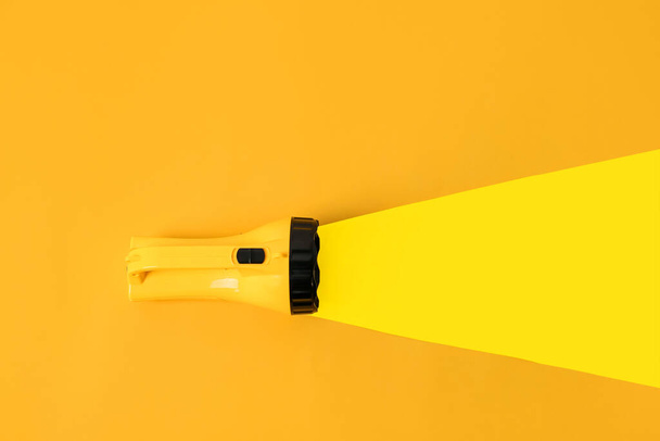 Composição criativa com lanterna moderna em fundo de cor - Foto, Imagem